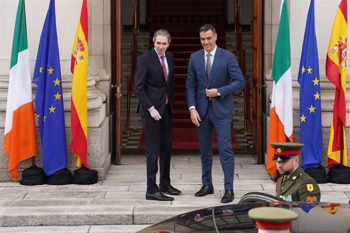 12 April 2024, Ireland, Dublin: Irish Taoiseach Simon Harris (L) receives Spanish Prime Minister Pedro Sanchez in Dublin. Photo: Brian Lawless/PA Wire/dpa