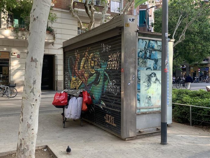 El quiosco en desuso en los Jardinets de l'Alguer del barrio de Sant Antoni de Barcelona.