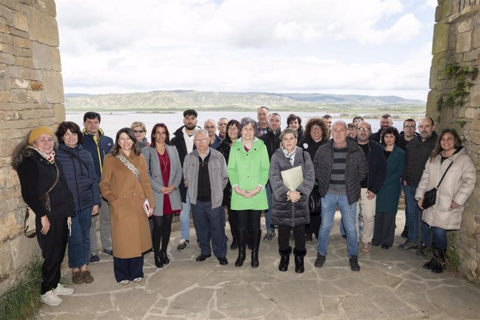 La consejera Rebeca Esnaola, la directora general de Turismo, Ana Rivas, y la presidenta del Consorcio de Desarrollo de la Zona Media, Mª Rosario Domingos García, junto con representantes de los ayuntamientos del territorio