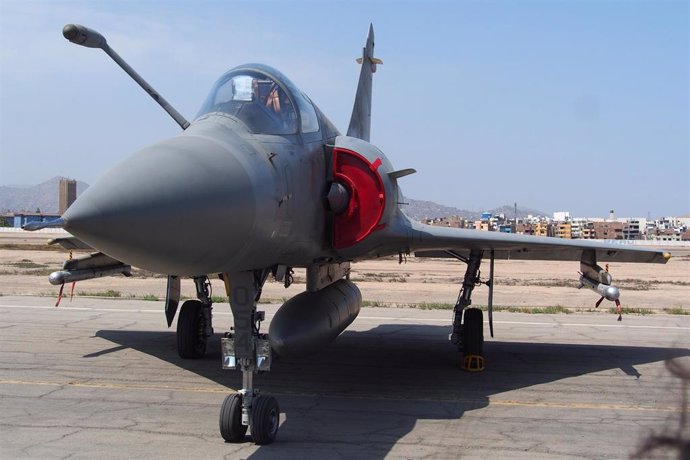 Archivo - Avión de combate Mirage 2000 de la Fuerza Aérea de Peru