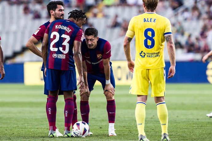 Archivo - Robert Lewandowski, and Jules Kounde of Fc Barcelona in action during the Spanish league, La Liga EA Sports, football match played between FC Barcelona and Cadiz CF at Estadi Olimpic Lluis Company on August 20, 2023 in Barcelona, Spain.
