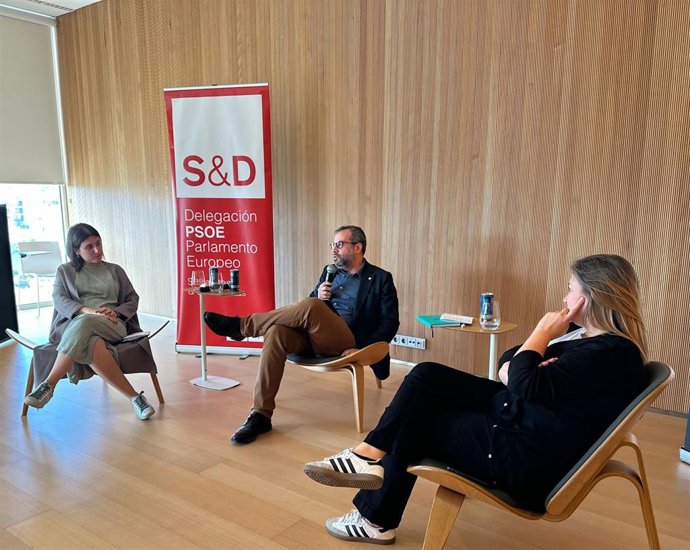 El eurodiputado del PSOE en el Parlamento Europeo ofrece una charla sobre IA en Palma, introducida por la eurodiputada Alícia Homs