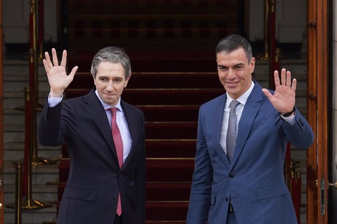 12 April 2024, Ireland, Dublin: Irish Taoiseach Simon Harris (L) receives Spanish Prime Minister Pedro Sanchez in Dublin. Photo: Brian Lawless/PA Wire/dpa