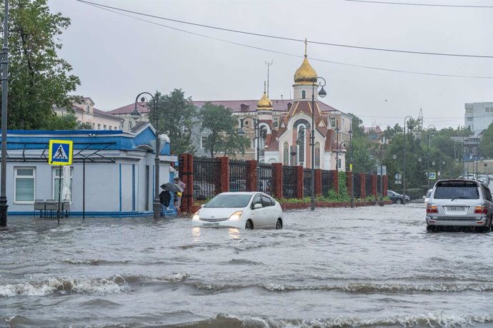 Archivo - VLADIVOSTOK, Aug. 23, 2023  -- A street is flooded by rainwater in downtown Vladivostok, Russia, Aug. 23, 2023. The city experienced torrential rain on Wednesday, causing flooding in low-lying areas of the urban area.