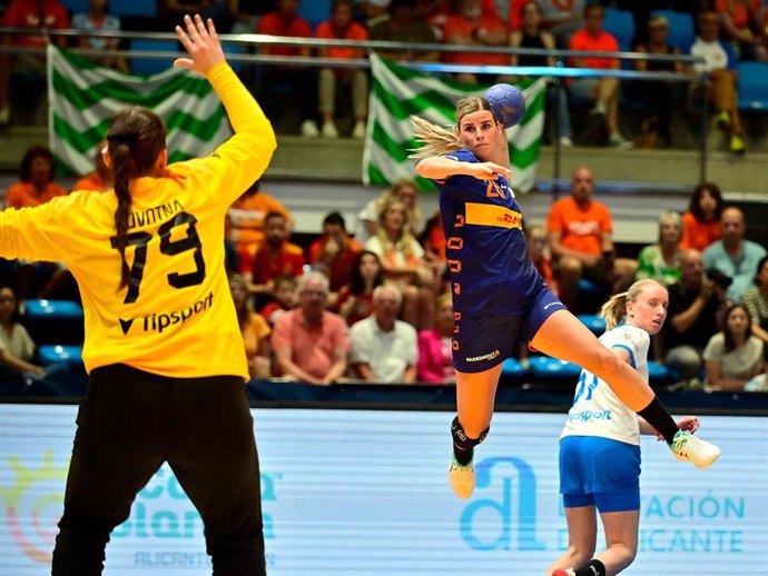 La jugadora neerlandesa Angela Malestein en una acción del Países Bajos - República Checa del Preolímpico de balonmano de Torrevieja