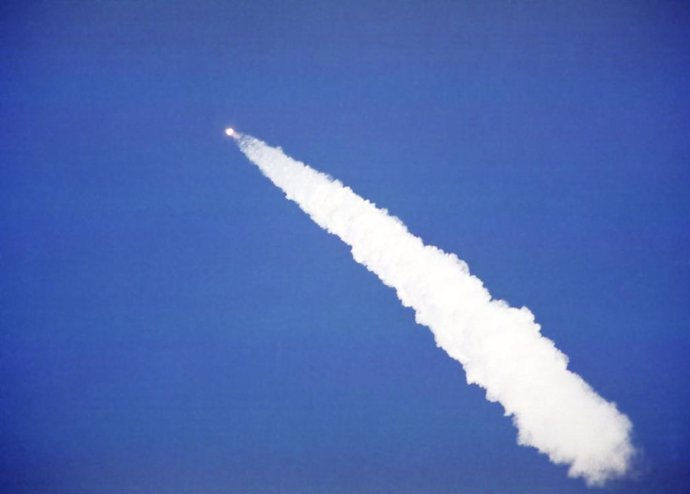 Archivo - `Dnepr`carrier rocket launch. On July26, 2006, During the launch of a russian Dnepr carrier rocket, which was to have orbited 18 Russian and foreign-made [mini-] satellites, the rocket`s first stage engine experienced an emergency shutdown - sai