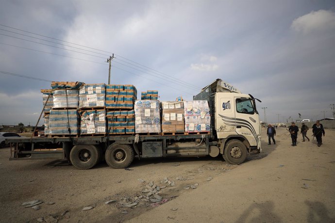 Archivo - Ayuda humanitaria para la Franja de Gaza en el cruce de Kerem Shalom