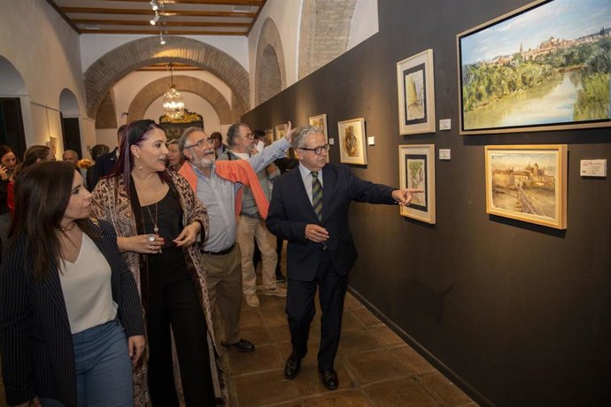 El presidente de la Diputación de Córdoba, Salvador Fuentes, durante su recorrido por la muestra 'ArteExo'.