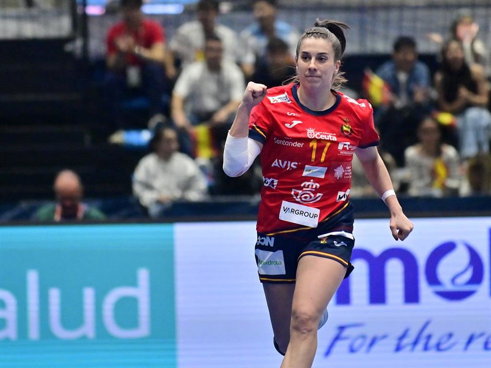 La Guerrera Jennifer Gutiérrez celebra un gol durante el España-Argentina de la segunda jornada del Preolímpico de balonmano de Torrevieja