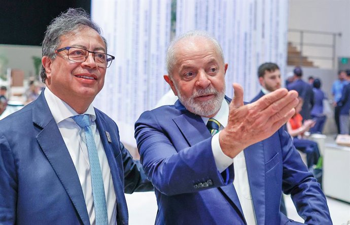 Archivo - HANDOUT - 01 December 2023, United Arab Emirates, Dubai: Brazilian President Luiz Inacio Lula da Silva (R) meets with Colombian President Gustavo Petro during the opening of the United Nations Climate Change Conference (COP28). Photo: Ricardo St