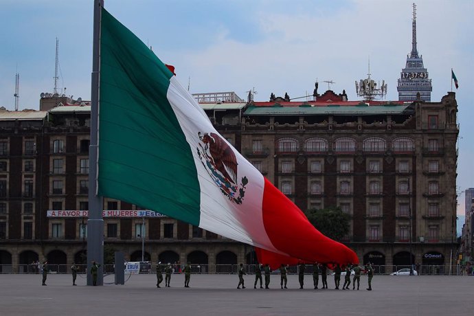 Archivo - 04 April 2020, Mexico, Mexico City: Mexican soldiers lower the national flag on Zocalo Square amid the spread of the coronavirus (COVID-19). Photo: Isaías Hernández/NOTIMEX/dpa