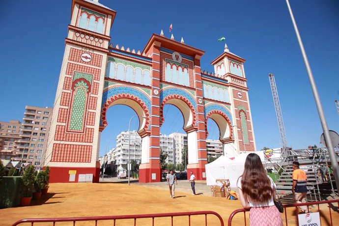 Portada de la Feria de 2024 y escenario montado para la actuación musical previa al Alumbrado.