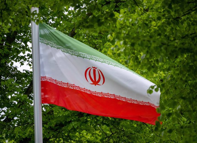 Archivo - FILED - 19 May 2023, Berlin: The flag of the Islamic Republic of Iran flies in front of the state's embassy in Berlin. Photo: Monika Skolimowska/dpa