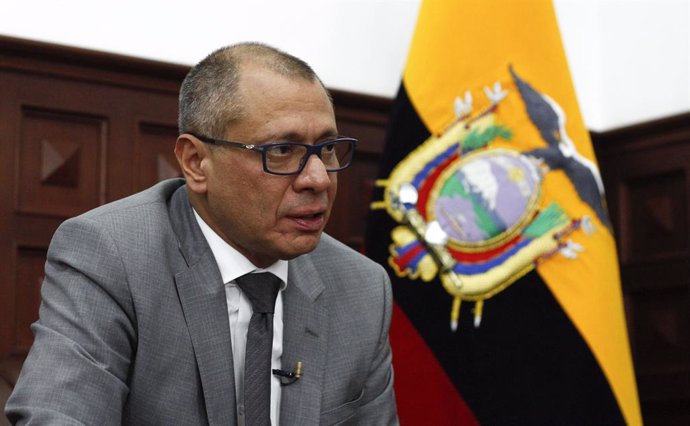 Archivo - FILED - 29 August 2017, Ecuador, Quito: The former Vice President of Ecuador, Jorge Glas, sits in front of the national flag in his office. Photo: Daniel Tapia/dpa