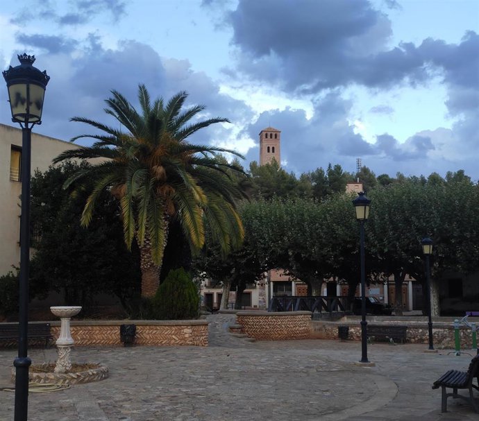 Vista de la localidad de Cosuenda (Zaragoza), con el torreón de la Lisalta al fondo.