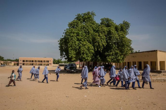 Archivo - Un grupo de estudiantes sale de una clase en la ciudad de Maiduguri, situada en el estado de Borno, en el noreste de Nigeria (archivo)