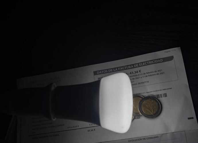 Archivo - Habrá ocho horas con precios negativos