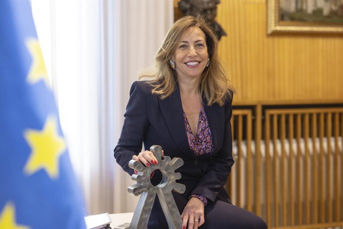 La alcaldesa de Zaragoza, Natalia Chueca, posa para Europa Press en su despacho.