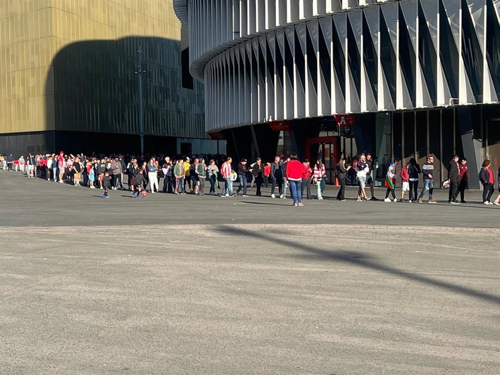 Colas en la explanada de San Mamés para fotografiarse con la Copa del Rey