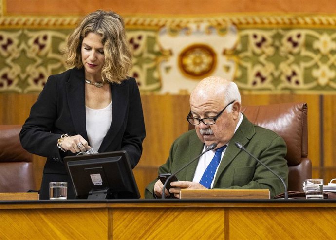 El presidente del Parlamento andaluz, Jesús Aguirre, y la vicepresidenta primera, Ana Mestre, en el salón de plenos. (Foto de archivo).