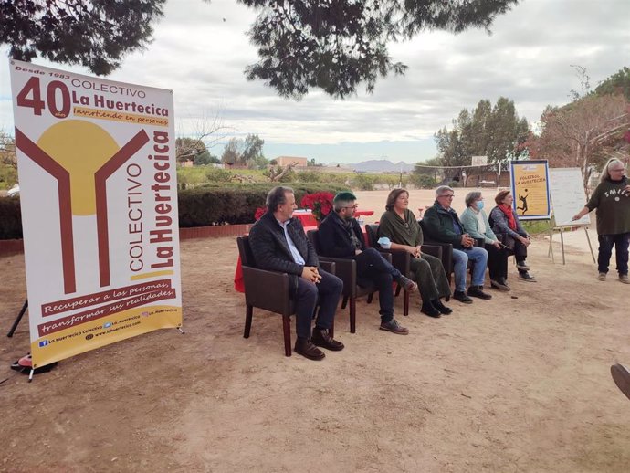 Imagen de una visita de la directora general de Salud Mental, María José Lozano, al colectivo La Huertecica.