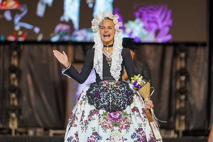 Martina Lloret, de la hoguera Séneca-Autobusos, Bellesa del Foc infantil 2024