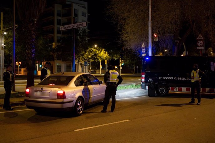 Imatge de diversos agents de l'Àrea Regional de Recursos Operatius (Arro) durant els controls policials