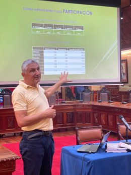 Javier González Pérez, Médico Deportivo Municipal, Presenta El Estudio En El Salón De Plenos Del Ayuntamiento De Puerto De La Cruz