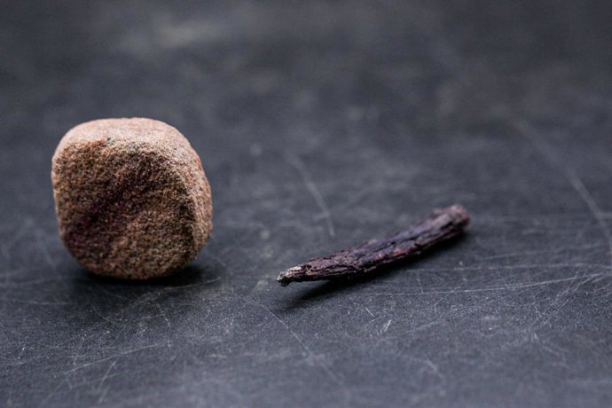 Goma y lápiz hallada en la fosa común del barranco de Víznar (Granada) en la que se ha localizado al menor.