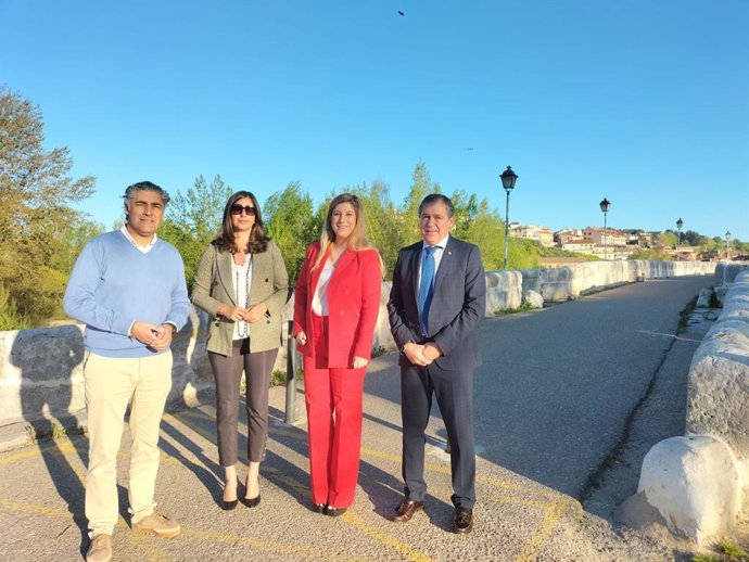 El director general de Carreteras e Infraestructuras, Jesús Puerta; la delegada territorial de la Junta en Valladolid, Raquel Alonso, y el alcalde del municipio, Alberto Plaza, en el puente