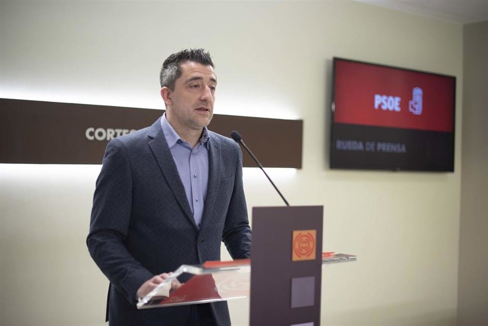 Archivo - El portavoz socialista en la Comisión de Sanidad de las Cortes de Aragón, Iván Carpi.