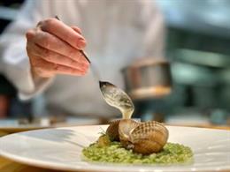 El chef Bernd Knöller con uno de sus platos