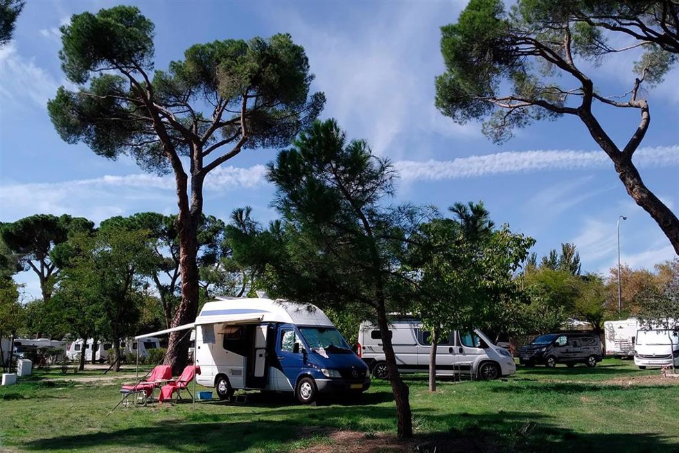 Zona de acampada para autocaravanas