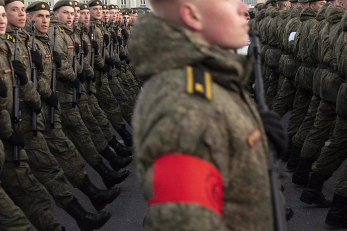 Archivo - Imagen de archivo de cadetes del Ejército ruso durante los preparativos de un desfile en Moscú 