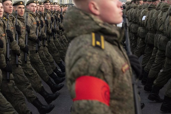 Archivo - May 4, 2022 - Moscow, Russia - Military school cadets of the Russian army on Moskvoretskaya embankment are moving toward Red Square prior to a rehearsal for the Victory Day military parade in Moscow, Russia, Wednesday, May 4, 2022. The parade wi