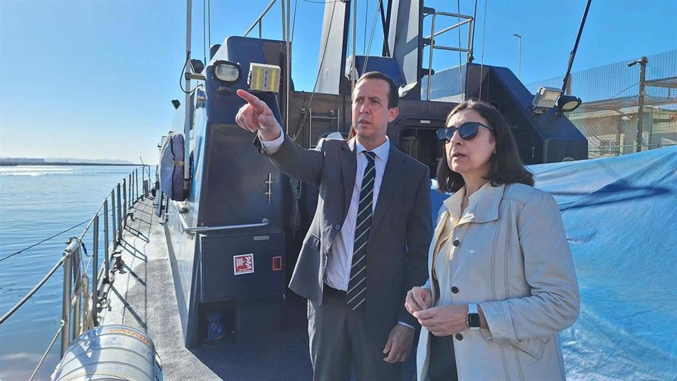 Visita del subdelegado a la base marítima del Servicio de Vigilancia Aduanera en Almería.