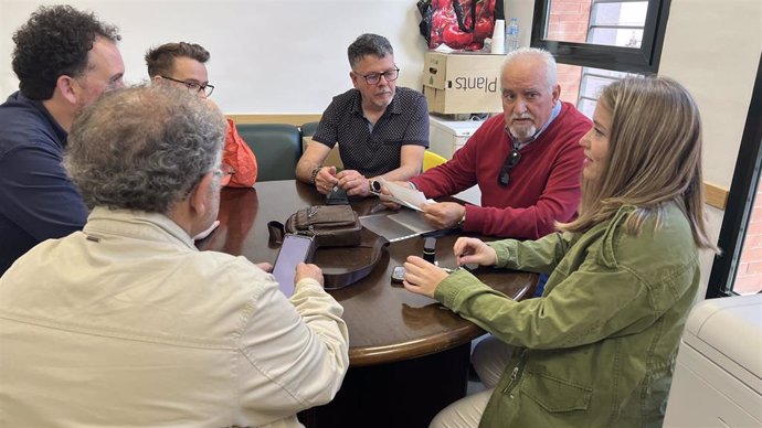 El concejal socialista Jorge Quero, junto con la secretaria general de la agrupación socialista de Bailén-Miraflores, Alicia Murillo, el presidente de la asociación de vecinos Solidaridad, Antonio Baena y vecinos