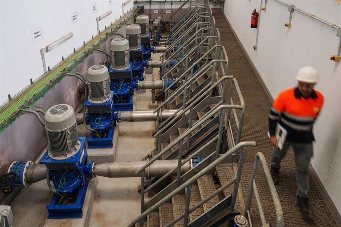 Archivo - Un trabajador en la desaladora de Sagunto, a 6 de febrero de 2024, en Sagunto, Valencia, Comunidad Valenciana (España). 