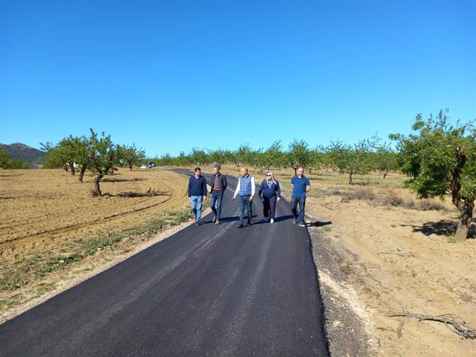 El delegado territorial de Agricultura, Pesca, Agua y Desarrollo Rural en Almería, Antonio Mena, visita las obras que se ejecutan actualmente en el camino rural Los Álamos