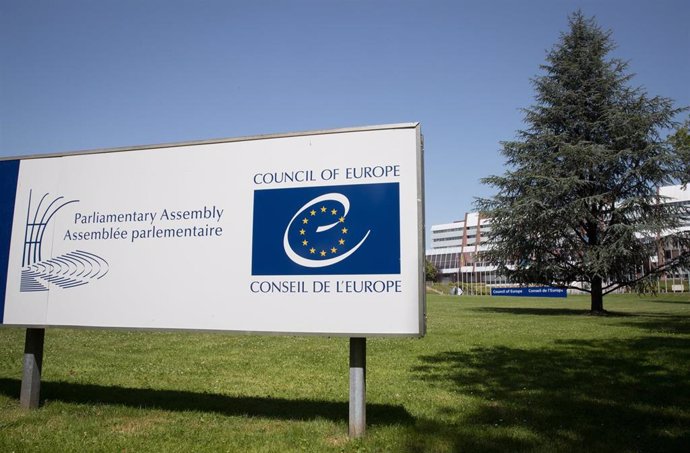 Archivo - Cartel de la Asamblea Parlamentaria del Consejo de Europa frente a su sede