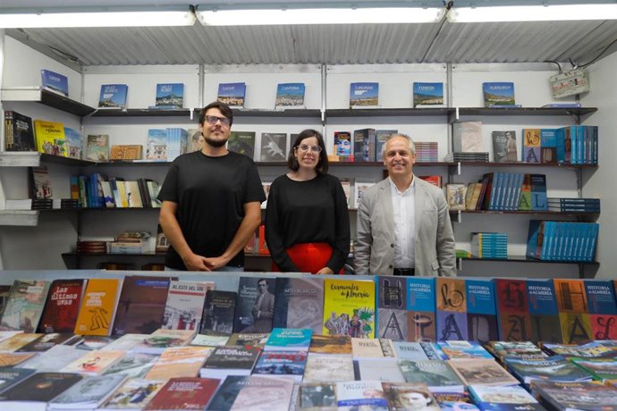 Archivo - Expositor del IEA en la Feria del Libro en una imagen de archivo