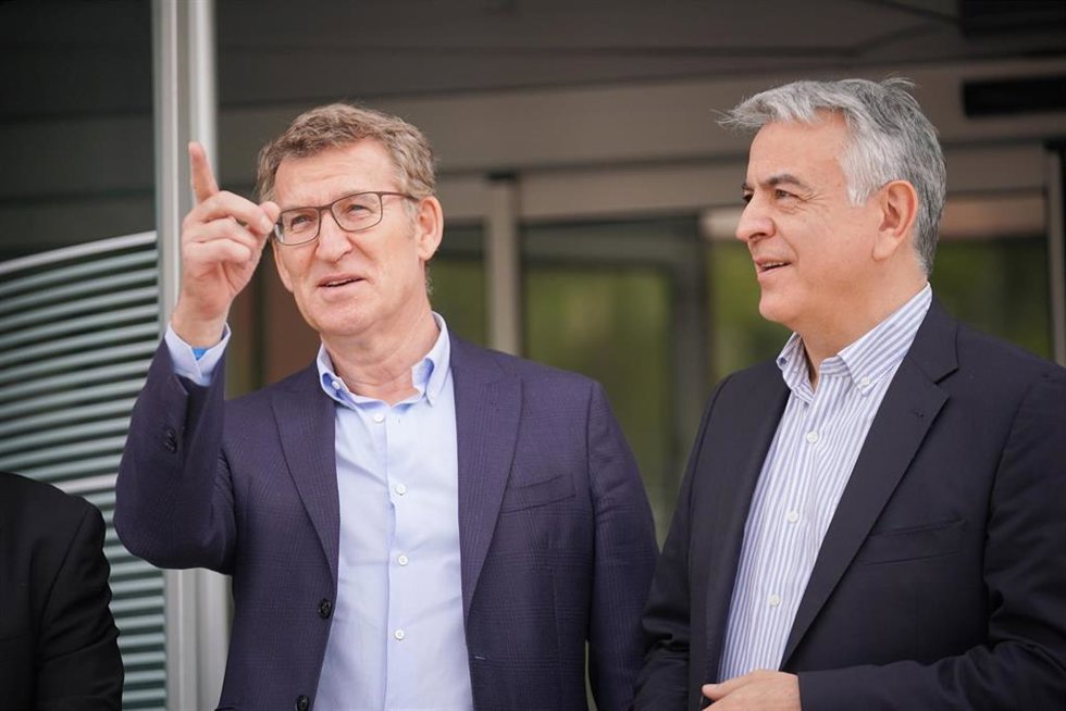 El presidente del PP, Alberto Núñez Feijóo (i), y el presidente del PP del País Vasco y candidato a lehendakari, Javier de Andrés (d), conversan a su llegada a un acto de campaña electoral del PP vasco en el Museo Artium, a 8 de abril de 2024, en Vitori