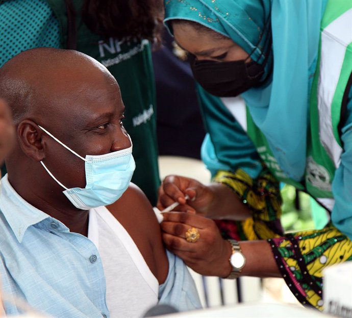 Archivo - (210817) -- ABUJA, Aug. 17, 2021 (Xinhua) -- A man receives a jab of COVID-19 vaccine at the Federal Medical Center in Abuja, Nigeria, on Aug. 16, 2021. Nigeria started the second round of COVID-19 vaccination on Monday.