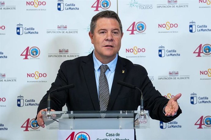 El presidente de Castilla-La Mancha, Emiliano García-Page, durante el acto de inauguración de la exposición '40 años de la Casa de Castilla-La Mancha' en Sevilla.