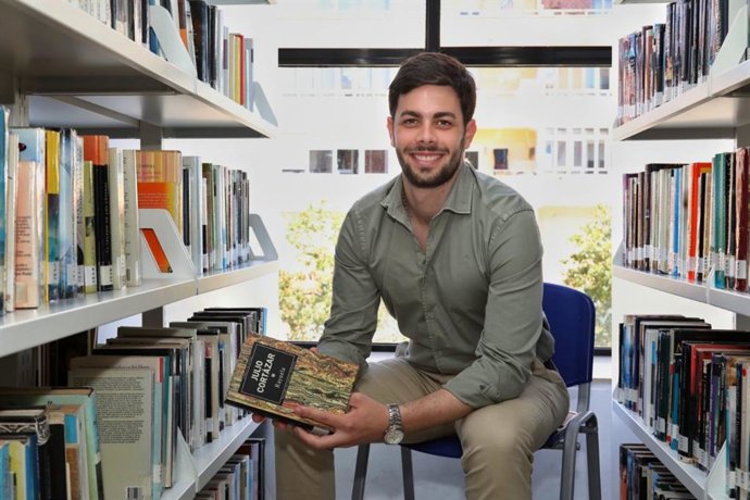 El concejal delegado de Cultura, Nacho Jáudenes, en la biblioteca Josefina Soria con un libro de Mafalda