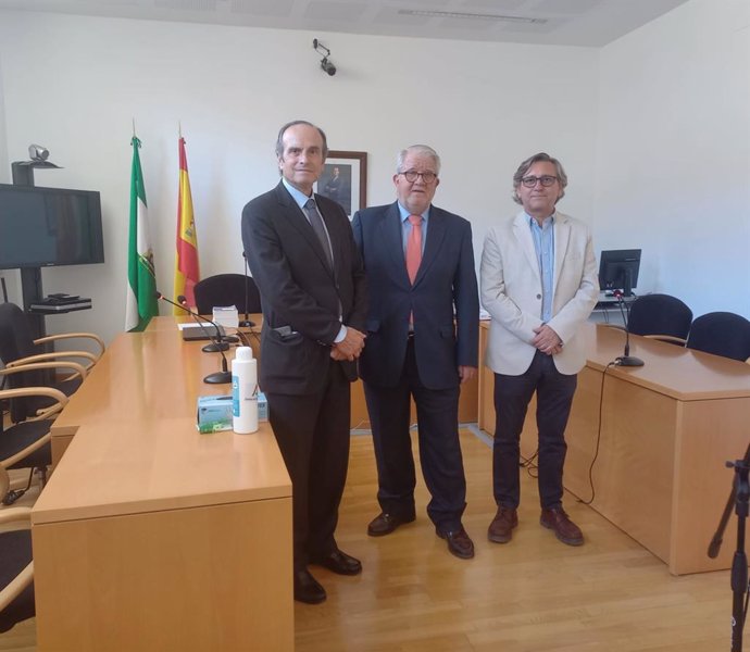 El delegado territorial de Justicia, Administración Local y Función Pública, Javier Carazo, visitando distintas sedes judiciales de Linares (Jaén).