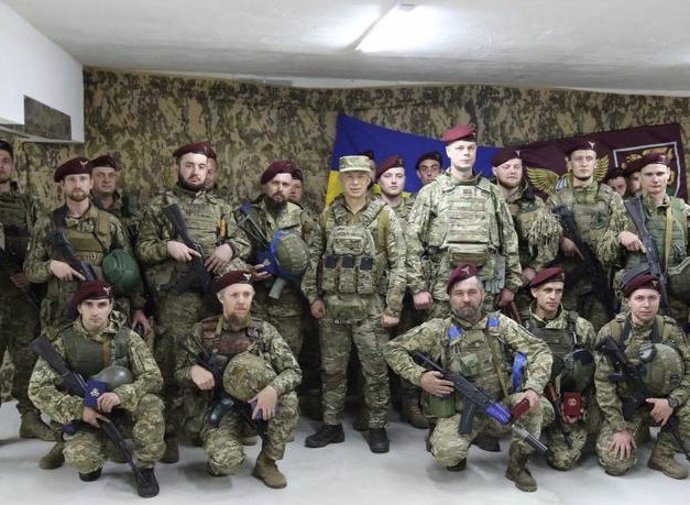 El jefe del Estado Mayor de las Fuerzas Armadas ucranianas, Oleksandr Sirski, y otros militares en Ucrania