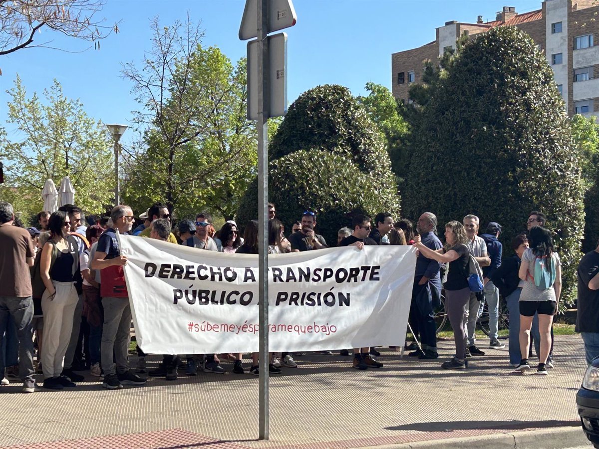 Más de medio centenar de personas claman por una petición  histórica , que haya autobús hasta la cárcel de Logroño
