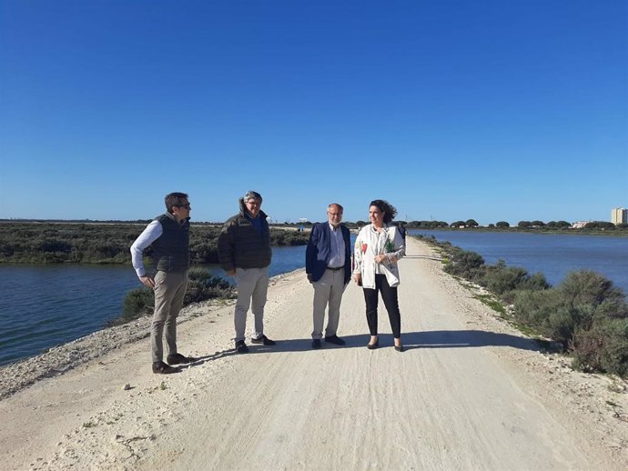 La delegada territorial de Fomento en Cádiz, Carmen Sánchez, y director del parque, Manuel Campuzano, visitan el Parque de Los Toruños (Cádiz).