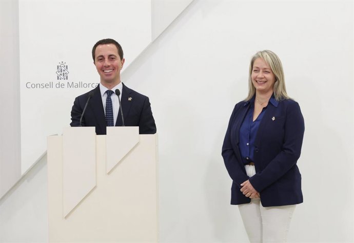 El presidente del Consell, Lloren Galmés, y la consellera insular de Promoción Económica y Desarrollo Local, Pilar Amate. Archivo.